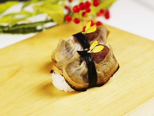 포토 JPG 스튜디오촬영 음식 도마 실내 근접촬영 사람없음 장식 가로 빨간색 초록색 노란색 초밥 피조개 일본음식 국내포토 뷰포인트 컬러 주방용품 조개 내부 파일형식