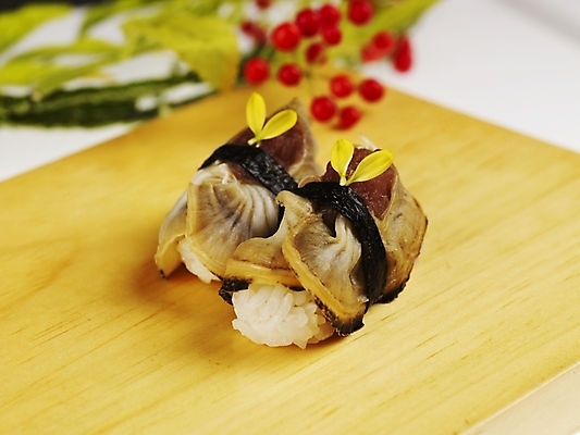 포토 JPG 스튜디오촬영 음식 도마 실내 근접촬영 사람없음 장식 가로 빨간색 초록색 노란색 초밥 피조개 일본음식 국내포토 뷰포인트 컬러 주방용품 조개 내부 파일형식