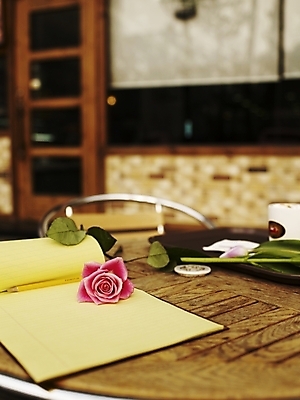 포토 JPG 스튜디오촬영 식물 꽃 분홍색 한송이 여름꽃 탁자 문구용품 실내 근접촬영 사람없음 세로 초록색 연필 장미 노란색 사무용품 공책 봄 카페 국내포토 1 계절 뷰포인트 컬러 가구 학용품 내부 필기구 상점 오브젝트 송이 파일형식 여름_계절