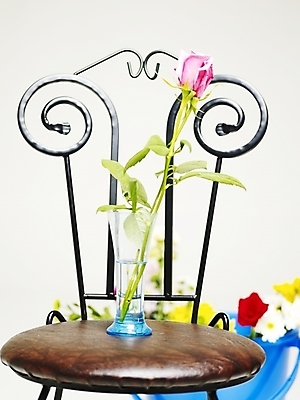 포토 JPG 스튜디오촬영 식물 꽃 여러송이 의자 여름꽃 유리병 실내 사람없음 세로 컬러풀 장미 꽃병 국내포토 컬러 가구 다수 병_용기 내부 파일형식 여름_계절