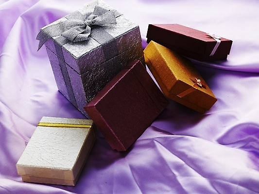 포토 JPG 스튜디오촬영 포장 실내 선물포장 선물 사람없음 가로 선물상자 컬러풀 보라색 여러개 오브젝트 국내포토 컬러 다수 내부 상자 파일형식