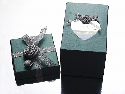 포토 JPG 스튜디오촬영 리본 포장 실내 선물포장 그림자 선물 사람없음 가로 선물상자 상자 하이앵글 오브젝트 국내포토 뷰포인트 내부 파일형식