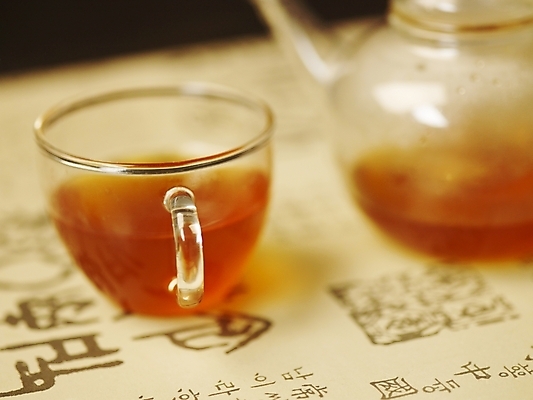 포토 JPG 스튜디오촬영 음료 음식 주전자 잔 실내 근접촬영 사람없음 컵 가로 차 전통차 찻잔 유리주전자 국내포토 식기 뷰포인트 유리 주방용품 내부 차_음료 파일형식