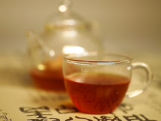 포토 JPG 스튜디오촬영 음료 음식 주전자 잔 실내 사람없음 컵 가로 차 전통차 찻잔 유리주전자 국내포토 식기 유리 주방용품 내부 차_음료 파일형식