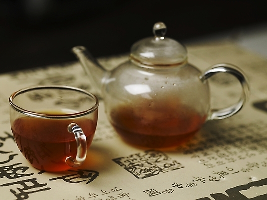 포토 JPG 스튜디오촬영 음료 음식 주전자 잔 실내 사람없음 컵 가로 차 전통차 찻잔 유리주전자 국내포토 식기 유리 주방용품 내부 차_음료 파일형식