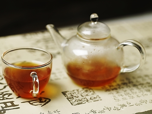 포토 JPG 스튜디오촬영 음료 음식 주전자 잔 실내 사람없음 컵 가로 차 전통차 찻잔 유리주전자 국내포토 식기 유리 주방용품 내부 차_음료 파일형식