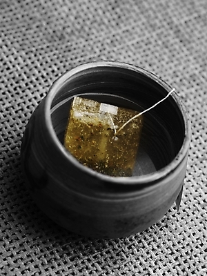 포토 JPG 스튜디오촬영 음료 음식 잔 실내 근접촬영 사람없음 세로 하이앵글 도자기 차 전통차 찻잔 다기 녹차 티백 녹차티백 국내포토 식기 뷰포인트 내부 차_음료 다도 파일형식