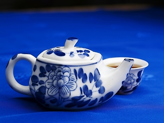 포토 JPG 스튜디오촬영 음료 음식 주전자 잔 실내 근접촬영 사람없음 컵 가로 파란색 도자기 차 전통차 찻잔 국내포토 식기 뷰포인트 컬러 주방용품 내부 차_음료 파일형식