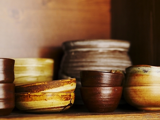 포토 JPG 스튜디오촬영 그릇 접시 음식 생활용품 잔 실내 근접촬영 사람없음 컵 가로 도자기 사발 차 찻잔 국내포토 식기 음료 뷰포인트 내부 사기그릇 오브젝트 파일형식