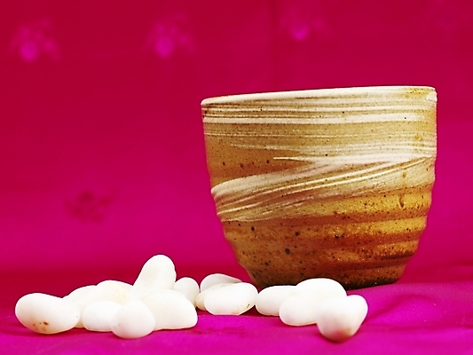 포토 JPG 스튜디오촬영 음료 음식 잔 실내 근접촬영 사람없음 장식 컵 가로 돌_바위 조약돌 흰색 도자기 차 찻잔 다기 국내포토 식기 뷰포인트 컬러 내부 다도 파일형식