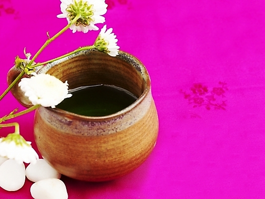 포토 JPG 스튜디오촬영 꽃 음료 음식 잔 실내 근접촬영 사람없음 장식 컵 가로 보라색 돌_바위 조약돌 흰색 도자기 차 전통차 찻잔 다기 소국 국내포토 식물 식기 뷰포인트 컬러 내부 차_음료 다도 파일형식