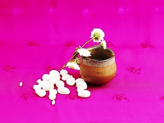 포토 JPG 스튜디오촬영 꽃 음료 음식 잔 실내 근접촬영 사람없음 장식 컵 가로 보라색 돌_바위 조약돌 흰색 도자기 차 전통차 찻잔 다기 소국 국내포토 식물 식기 뷰포인트 컬러 내부 차_음료 다도 파일형식