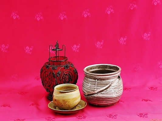 포토 JPG 스튜디오촬영 음료 음식 잔 실내 사람없음 장식 컵 가로 빨간색 등불 도자기 차 전통차 찻잔 다기 국내포토 식기 컬러 조명 내부 차_음료 다도 파일형식