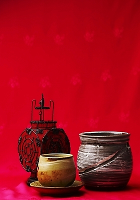 포토 JPG 스튜디오촬영 그릇 음료 음식 잔 실내 사람없음 장식 컵 빨간색 세로 등불 도자기 차 전통차 찻잔 다기 국내포토 식기 컬러 조명 내부 차_음료 다도 파일형식