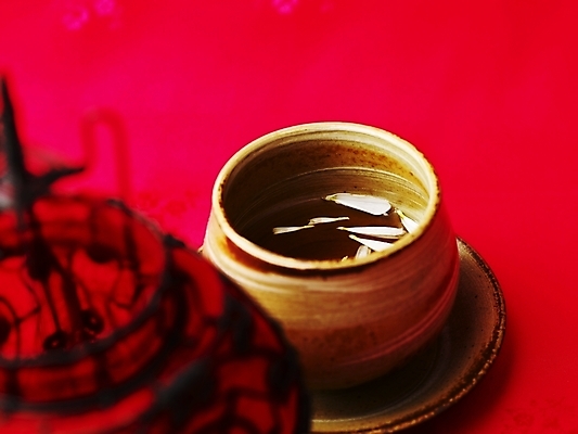 포토 JPG 스튜디오촬영 꽃잎 음료 음식 잔 실내 사람없음 장식 컵 가로 등불 차 전통차 찻잔 다기 국내포토 식기 꽃 조명 내부 차_음료 다도 파일형식