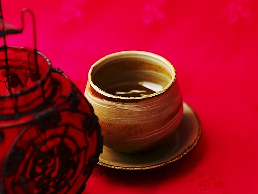 포토 JPG 스튜디오촬영 꽃잎 음료 음식 잔 실내 근접촬영 사람없음 장식 컵 가로 빨간색 차 전통차 찻잔 다기 국내포토 식기 꽃 뷰포인트 컬러 내부 차_음료 다도 파일형식