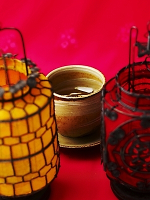 포토 JPG 스튜디오촬영 꽃잎 음료 음식 잔 실내 근접촬영 사람없음 장식 컵 빨간색 세로 등불 차 전통차 찻잔 다기 국내포토 식기 꽃 뷰포인트 컬러 조명 내부 차_음료 다도 파일형식