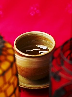 포토 JPG 스튜디오촬영 꽃잎 음료 음식 잔 실내 근접촬영 사람없음 장식 컵 빨간색 세로 도자기 차 전통차 찻잔 다기 국내포토 식기 꽃 뷰포인트 컬러 내부 차_음료 다도 파일형식