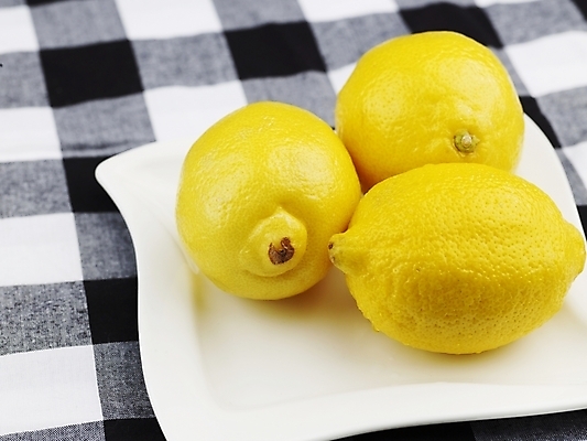 포토 JPG 스튜디오촬영 식물 그릇 접시 음식 과일 실내 근접촬영 사람없음 농작물 노란색 식탁보 신선 세개 레몬 국내포토 식기 뷰포인트 컬러 농업 3 파일형식