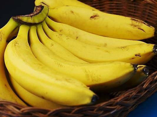 포토 JPG 스튜디오촬영 식물 음식 과일 바나나 실내 근접촬영 사람없음 가로 농작물 노란색 바구니 소쿠리 신선 국내포토 뷰포인트 컬러 농업 파일형식