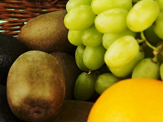 포토 JPG 스튜디오촬영 식물 음식 오렌지 과일 포도 실내 키위 근접촬영 사람없음 가로 농작물 바구니 소쿠리 여러개 신선 청포도 아보카도 국내포토 뷰포인트 다수 농업 파일형식