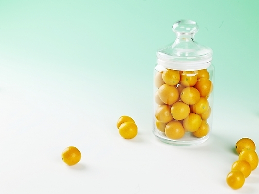 포토 JPG 스튜디오촬영 식물 음식 과일 유리병 실내 사람없음 가로 농작물 여러개 뚜껑 신선 병 금귤 국내포토 식기 다수 농업 병_용기 귤 내부 파일형식