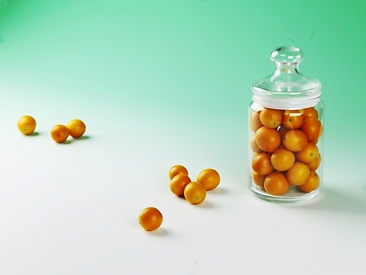 포토 JPG 스튜디오촬영 식물 음식 과일 유리병 실내 사람없음 가로 농작물 여러개 뚜껑 신선 병 금귤 국내포토 식기 다수 농업 병_용기 귤 내부 파일형식