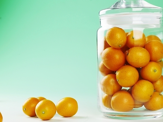 포토 JPG 스튜디오촬영 식물 음식 과일 유리병 실내 사람없음 가로 농작물 여러개 뚜껑 신선 병 금귤 국내포토 식기 다수 농업 병_용기 귤 내부 파일형식