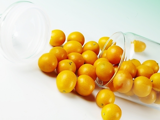 포토 JPG 스튜디오촬영 식물 음식 과일 유리병 실내 근접촬영 사람없음 가로 농작물 여러개 뚜껑 신선 병 금귤 국내포토 식기 뷰포인트 다수 농업 병_용기 귤 내부 파일형식