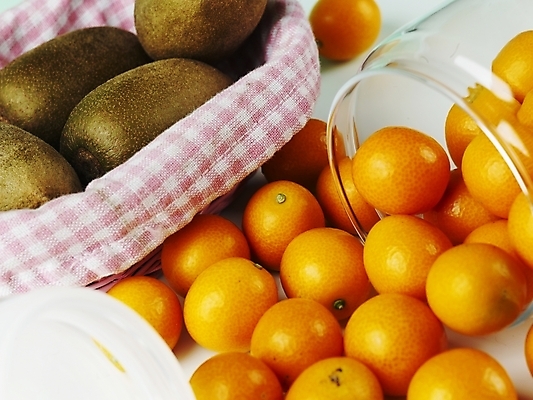 포토 JPG 스튜디오촬영 식물 음식 과일 유리병 실내 키위 근접촬영 사람없음 가로 농작물 바구니 소쿠리 여러개 뚜껑 신선 병 금귤 국내포토 식기 뷰포인트 다수 농업 병_용기 귤 내부 파일형식