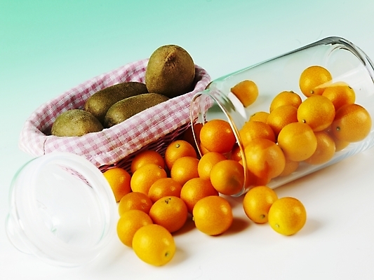 포토 JPG 스튜디오촬영 식물 음식 과일 유리병 실내 키위 근접촬영 사람없음 가로 농작물 바구니 소쿠리 여러개 뚜껑 신선 병 금귤 국내포토 식기 뷰포인트 다수 농업 병_용기 귤 내부 파일형식