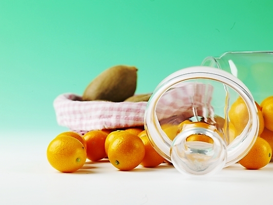 포토 JPG 스튜디오촬영 식물 음식 과일 유리병 실내 키위 사람없음 가로 농작물 바구니 소쿠리 여러개 뚜껑 신선 병 금귤 국내포토 식기 다수 농업 병_용기 귤 내부 파일형식