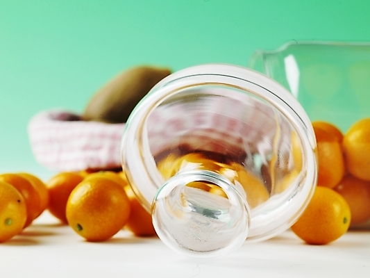 포토 JPG 스튜디오촬영 식물 음식 과일 유리병 실내 키위 사람없음 가로 농작물 바구니 소쿠리 여러개 뚜껑 신선 병 금귤 국내포토 식기 다수 농업 병_용기 귤 내부 파일형식