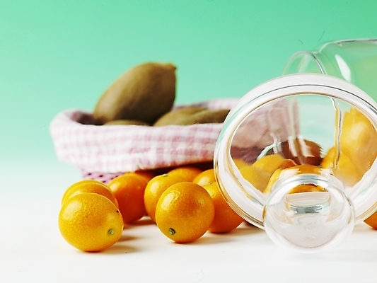 포토 JPG 스튜디오촬영 식물 음식 과일 유리병 실내 키위 사람없음 가로 농작물 바구니 소쿠리 여러개 뚜껑 신선 병 금귤 국내포토 식기 다수 농업 병_용기 귤 내부 파일형식