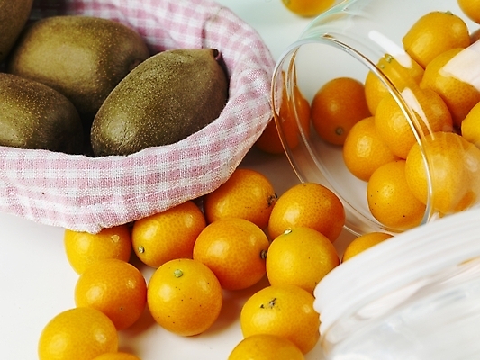 포토 JPG 스튜디오촬영 식물 음식 과일 유리병 실내 키위 근접촬영 사람없음 가로 농작물 하이앵글 바구니 소쿠리 여러개 뚜껑 신선 병 금귤 국내포토 식기 뷰포인트 다수 농업 병_용기 귤 내부 파일형식