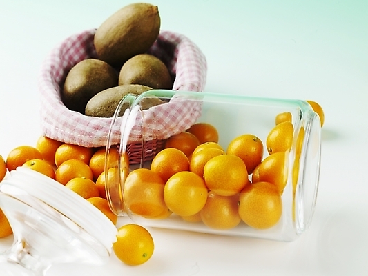 포토 JPG 스튜디오촬영 식물 음식 과일 유리병 실내 키위 근접촬영 사람없음 가로 농작물 하이앵글 바구니 소쿠리 여러개 뚜껑 신선 병 금귤 국내포토 식기 뷰포인트 다수 농업 병_용기 귤 내부 파일형식