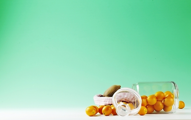 포토 JPG 스튜디오촬영 식물 음식 과일 유리병 실내 키위 사람없음 가로 농작물 바구니 여러개 뚜껑 신선 병 금귤 국내포토 식기 다수 농업 병_용기 귤 내부 파일형식