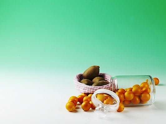 포토 JPG 스튜디오촬영 식물 음식 과일 유리병 실내 키위 사람없음 가로 농작물 바구니 여러개 뚜껑 신선 병 금귤 국내포토 식기 다수 농업 병_용기 귤 내부 파일형식