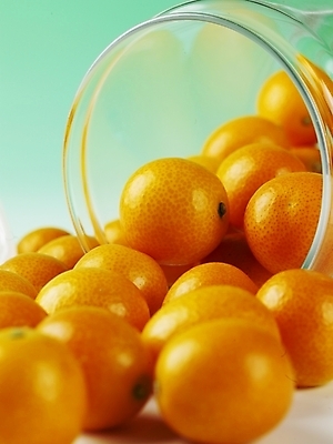 포토 JPG 스튜디오촬영 식물 음식 과일 유리병 실내 근접촬영 사람없음 세로 농작물 여러개 신선 병 금귤 국내포토 식기 뷰포인트 다수 농업 병_용기 귤 내부 파일형식