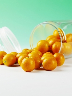 포토 JPG 스튜디오촬영 식물 음식 과일 유리병 실내 근접촬영 사람없음 세로 농작물 여러개 뚜껑 신선 병 금귤 국내포토 식기 뷰포인트 다수 농업 병_용기 귤 내부 파일형식