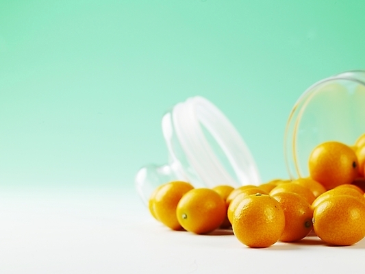 포토 JPG 스튜디오촬영 식물 음식 과일 유리병 실내 근접촬영 사람없음 가로 농작물 여러개 뚜껑 신선 병 금귤 국내포토 식기 뷰포인트 다수 농업 병_용기 귤 내부 파일형식