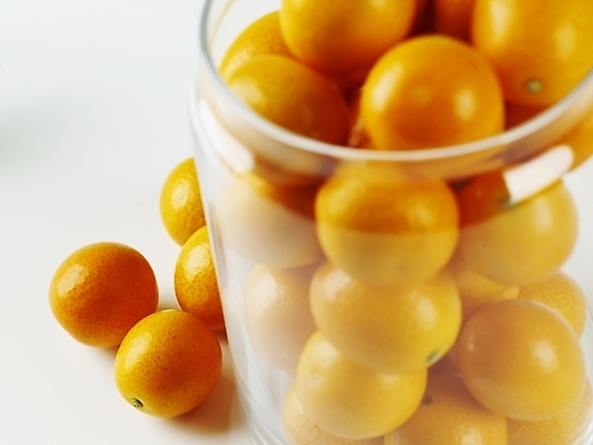 포토 JPG 스튜디오촬영 식물 음식 과일 유리병 실내 근접촬영 사람없음 가로 농작물 여러개 신선 병 금귤 국내포토 식기 뷰포인트 다수 농업 병_용기 귤 내부 파일형식