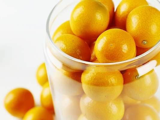 포토 JPG 스튜디오촬영 식물 음식 과일 유리병 실내 근접촬영 사람없음 가로 농작물 여러개 신선 병 금귤 국내포토 식기 뷰포인트 다수 농업 병_용기 귤 내부 파일형식