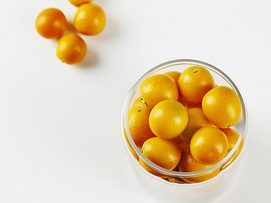 포토 JPG 스튜디오촬영 식물 음식 과일 유리병 실내 사람없음 농작물 하이앵글 신선 병 금귤 국내포토 식기 뷰포인트 농업 병_용기 귤 내부 파일형식