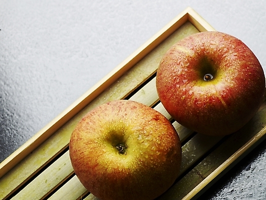 포토 JPG 스튜디오촬영 식물 음식 과일 쟁반 실내 근접촬영 사람없음 농작물 하이앵글 두개 신선 사과 받침대 국내포토 뷰포인트 2 농업 내부 파일형식