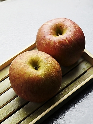 포토 JPG 스튜디오촬영 식물 음식 과일 쟁반 실내 근접촬영 사람없음 농작물 두개 신선 사과 받침대 국내포토 뷰포인트 2 농업 내부 파일형식