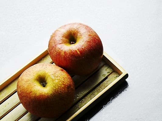 포토 JPG 스튜디오촬영 식물 음식 과일 쟁반 실내 근접촬영 사람없음 농작물 하이앵글 두개 신선 사과 받침대 국내포토 뷰포인트 2 농업 내부 파일형식