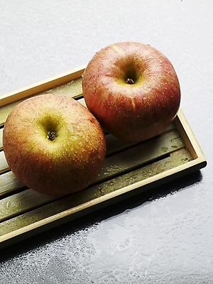 포토 JPG 스튜디오촬영 식물 음식 과일 쟁반 실내 근접촬영 사람없음 농작물 하이앵글 두개 신선 사과 받침대 국내포토 뷰포인트 2 농업 내부 파일형식