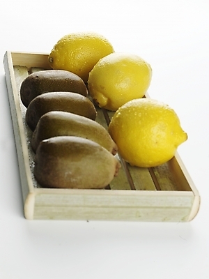 포토 JPG 스튜디오촬영 식물 음식 과일 쟁반 실내 키위 근접촬영 사람없음 농작물 노란색 여러개 물방울 신선 나무상자 레몬 받침대 국내포토 뷰포인트 컬러 다수 농업 내부 상자 파일형식