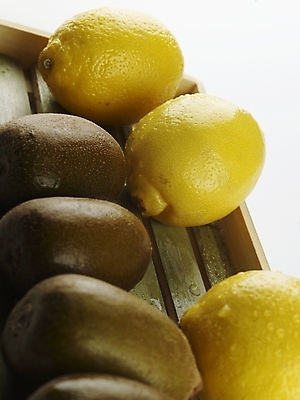 포토 JPG 스튜디오촬영 식물 음식 과일 쟁반 실내 키위 근접촬영 사람없음 농작물 노란색 여러개 물방울 신선 나무상자 레몬 받침대 국내포토 뷰포인트 컬러 다수 농업 내부 상자 파일형식